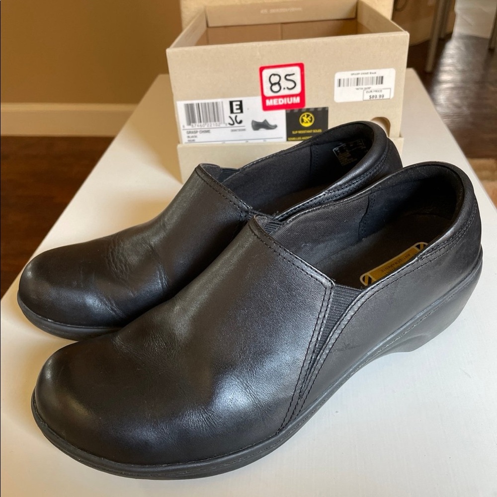 Clarks slip resistant shoes in 8.5